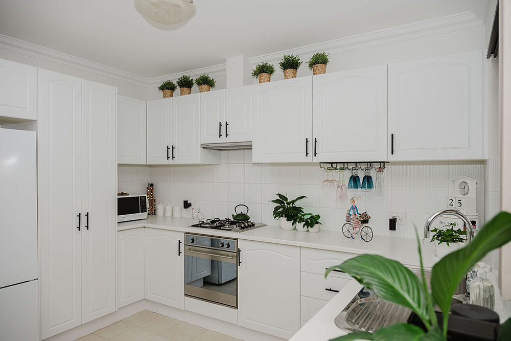White Kitchen in a villa in Waratah Community Village